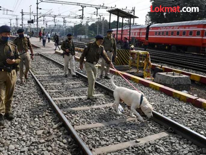 Four people killed a passenger in the Dakshin Express, they beat him so much that he lost his life. | दक्षिण एक्स्प्रेसमध्ये चौघांनी केली प्रवाशाची हत्या, इतकं मारलं की जीवच गेला Four people killed a passenger in the Dakshin Express, they beat him so much that he lost his life. | दक्षिण एक्स्प्रेसमध्ये चौघांनी केली प्रवाशाची हत्या, इतकं मारलं की जीवच गेला