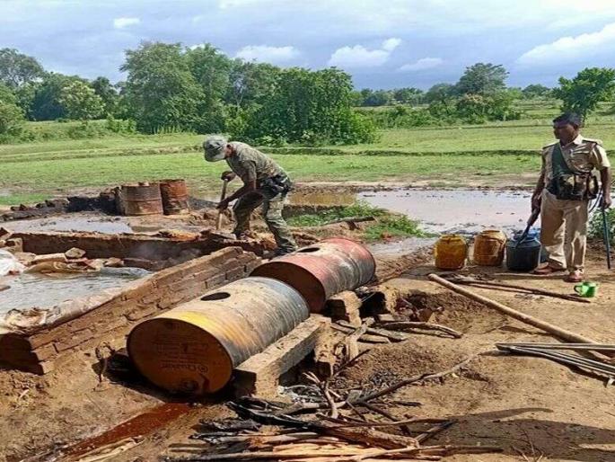 Attack on policemen who stormed the handloom center | हातभट्टी केंद्रावर धाड टाकण्यासाठी गेलेल्या पोलीसांवर हल्ला