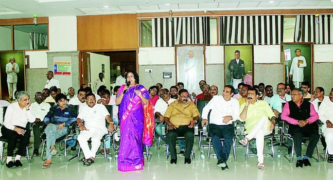 Joy full festival on the eve of Deepawali in Nagpur NMC | दीपावलीच्या पूर्वसंध्येला नागपूर मनपामध्ये आनंदोत्सव Joy full festival on the eve of Deepawali in Nagpur NMC | दीपावलीच्या पूर्वसंध्येला नागपूर मनपामध्ये आनंदोत्सव