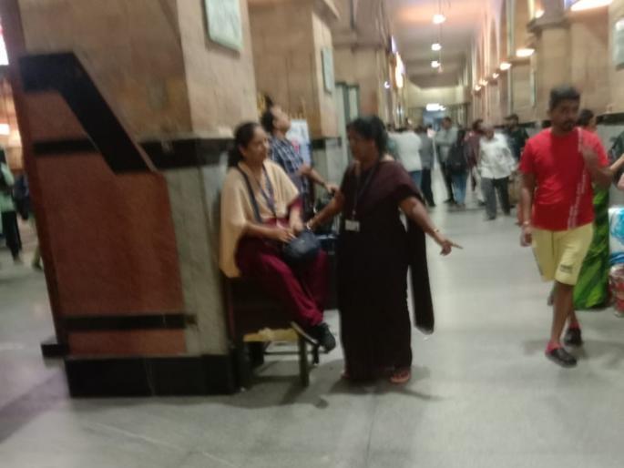 due to lokmat ticket checkers are present at the gate of the railway station at night | 'लोकमत'मुळे रात्रीच्या वेळी रेल्वे स्थानकाच्या गेटवर तिकीट तपासणारे हजर due to lokmat ticket checkers are present at the gate of the railway station at night | 'लोकमत'मुळे रात्रीच्या वेळी रेल्वे स्थानकाच्या गेटवर तिकीट तपासणारे हजर