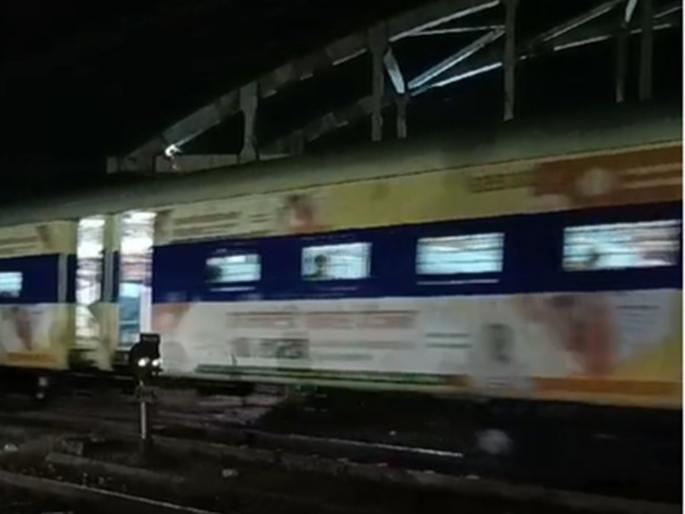 The gate is closed by the administration but traffic is actually starting from the gate | प्रशासनाकडून फाटक बंद राहण्याचा फलक, प्रत्यक्षात फाटकावरून वाहतूक सुरू The gate is closed by the administration but traffic is actually starting from the gate | प्रशासनाकडून फाटक बंद राहण्याचा फलक, प्रत्यक्षात फाटकावरून वाहतूक सुरू