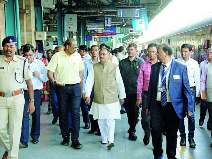 Nagpur Railway Station Inspection: Seeing obscene book, the President of the passenger Committee raged | नागपूर रेल्वेस्थानकाची पाहणी : अश्लील पुस्तक पाहून प्रवासी समितीच्या अध्यक्षांचा संताप Nagpur Railway Station Inspection: Seeing obscene book, the President of the passenger Committee raged | नागपूर रेल्वेस्थानकाची पाहणी : अश्लील पुस्तक पाहून प्रवासी समितीच्या अध्यक्षांचा संताप