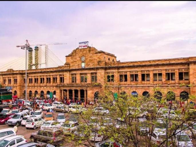 Nagpur: Strict security inside and outside the railway station, thorough screening of passengers | Nagpur: रेल्वे स्थानकाच्या आत-बाहेर कडेकोट बंदोबस्त, प्रवाशांची कसून तपासणी Nagpur: Strict security inside and outside the railway station, thorough screening of passengers | Nagpur: रेल्वे स्थानकाच्या आत-बाहेर कडेकोट बंदोबस्त, प्रवाशांची कसून तपासणी