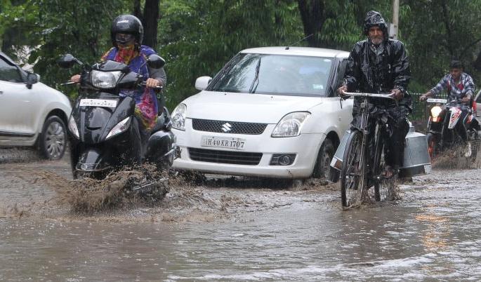 The offspring of Shravanisari in the sub-capital: 41 mm of rain a day | उपराजधानीत श्रावणसरींची संततधार : दिवसभरात ४१ मिमी पाऊस The offspring of Shravanisari in the sub-capital: 41 mm of rain a day | उपराजधानीत श्रावणसरींची संततधार : दिवसभरात ४१ मिमी पाऊस