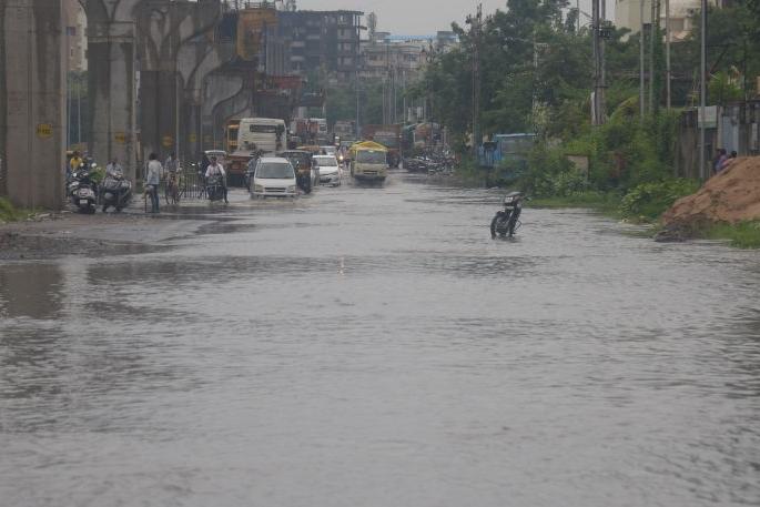 Rain falls in Nagpur | नागपुरात पाऊस धोधो बरसला.... Rain falls in Nagpur | नागपुरात पाऊस धोधो बरसला....