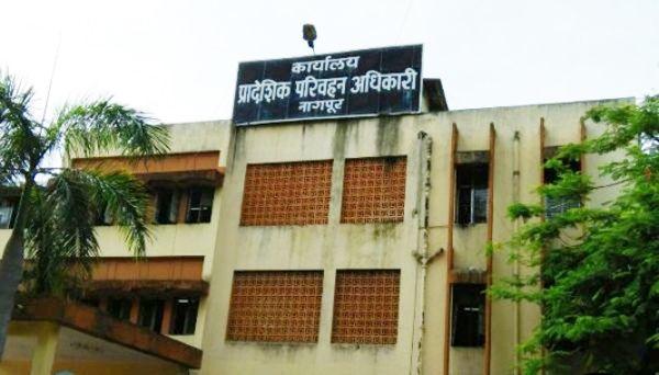 RTO: Notice to the inspector who is stalking the students | आरटीओ : विद्यार्थ्यांना ताटकळत ठेवणाऱ्या निरीक्षकाला नोटीस RTO: Notice to the inspector who is stalking the students | आरटीओ : विद्यार्थ्यांना ताटकळत ठेवणाऱ्या निरीक्षकाला नोटीस