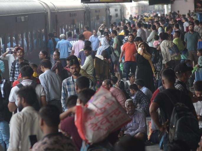 Nagpur Heavy rush at the railway station no place to stand | नागपूर : रेल्वे स्थानकावर तुफान गर्दी, पाय ठेवायला जागा नाही Nagpur Heavy rush at the railway station no place to stand | नागपूर : रेल्वे स्थानकावर तुफान गर्दी, पाय ठेवायला जागा नाही