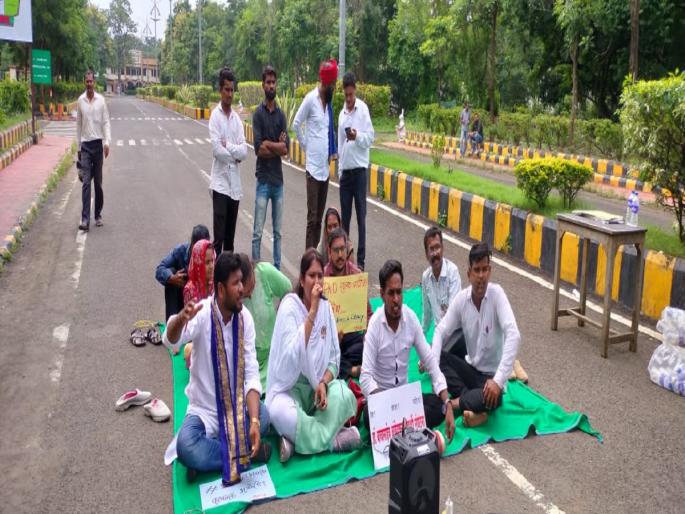 Nagpur, students staged a sit-in protest by closing the gates of the university campus | विद्यापीठ कॅम्पसचे गेट बंद करून विद्यार्थ्यांचे ठिय्या आंदोलन, विविध मागण्यांकडे वेधले लक्ष Nagpur, students staged a sit-in protest by closing the gates of the university campus | विद्यापीठ कॅम्पसचे गेट बंद करून विद्यार्थ्यांचे ठिय्या आंदोलन, विविध मागण्यांकडे वेधले लक्ष