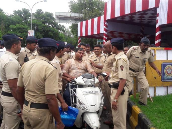 front of the Vidhan Bhavan in Nagpur youths attempt suicide | नागपुरात विधान भवनासमोर तरुणाचा आत्मदहनाचा प्रयत्न  front of the Vidhan Bhavan in Nagpur youths attempt suicide | नागपुरात विधान भवनासमोर तरुणाचा आत्मदहनाचा प्रयत्न