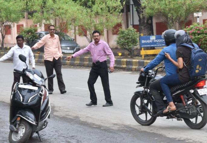 Posted Traffic Police Signal Crack Teams in Nagpur | नागपुरात वाहतूक पोलिसांच्या सिग्नल क्रॅक टिम्स तैनात