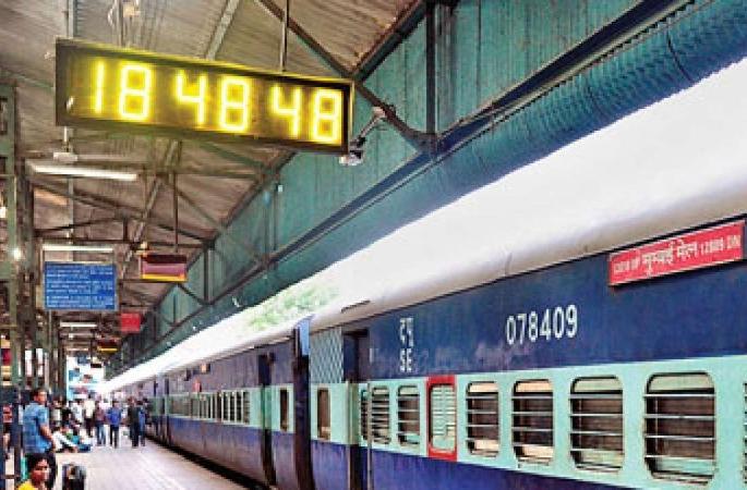 52,000 passenger trains canceled during the year | वर्षभरात ५२ हजार प्रवासी रेल्वेगाड्या रद्द