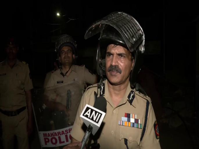 Nagpur Violence: The social troublemakers are local, not from outside; Nagpur Police Commissioner Ravindra Singhal claims | Nagpur Voilence: समाजकंटक स्थानिकच, बाहेरून आलेले नव्हे; नागपूर पोलीस आयुक्तांचा दावा Nagpur Violence: The social troublemakers are local, not from outside; Nagpur Police Commissioner Ravindra Singhal claims | Nagpur Voilence: समाजकंटक स्थानिकच, बाहेरून आलेले नव्हे; नागपूर पोलीस आयुक्तांचा दावा