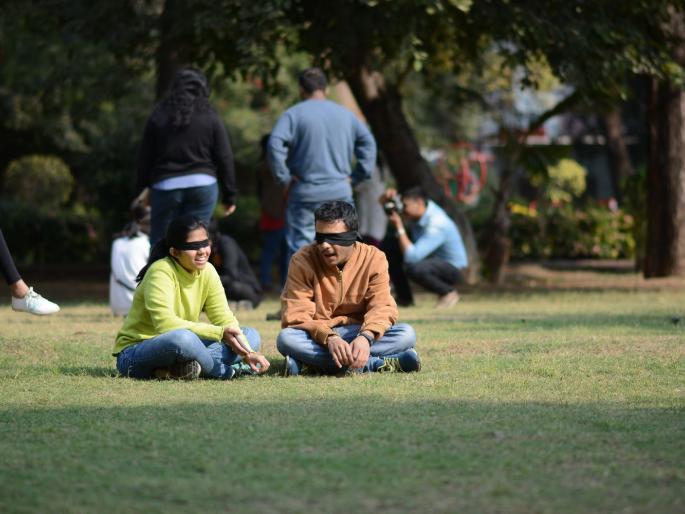 In the world of lost of dialogue , the Innovative venture of the youth of Nagpur | संवाद हरविलेल्या जगात नागपूरच्या तरुणांचा असाही अभिनव उपक्रम In the world of lost of dialogue , the Innovative venture of the youth of Nagpur | संवाद हरविलेल्या जगात नागपूरच्या तरुणांचा असाही अभिनव उपक्रम