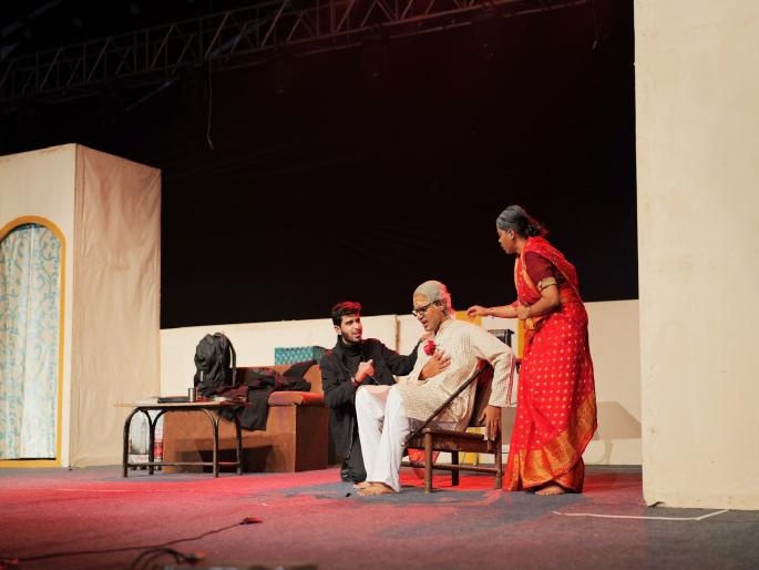 Expiry Date Depicting the Gap in Family Relations, Shataspandan Paschim Kshatriya Inter University Youth Festival | कौटुंबिक नात्यातील दुरावा दर्शविणारे ‘एक्सपायरी डेट’, शतस्पंदन पश्चिम क्षत्रिय आंतर विद्यापीठ युवा महोत्सव Expiry Date Depicting the Gap in Family Relations, Shataspandan Paschim Kshatriya Inter University Youth Festival | कौटुंबिक नात्यातील दुरावा दर्शविणारे ‘एक्सपायरी डेट’, शतस्पंदन पश्चिम क्षत्रिय आंतर विद्यापीठ युवा महोत्सव