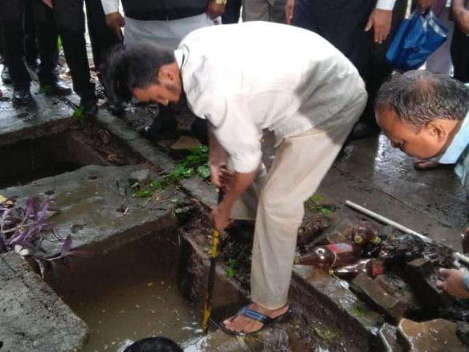 water logging outside vidhan bhavan due to bottles chocked at drainage in nagpur | विधानभवन परिसरातील नाल्यांमध्ये दारुच्या बाटल्यांचा खच water logging outside vidhan bhavan due to bottles chocked at drainage in nagpur | विधानभवन परिसरातील नाल्यांमध्ये दारुच्या बाटल्यांचा खच