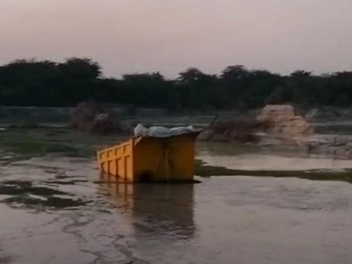 Keradi dam burst again, eight trucks drowned in nagpur | काेराडीचा बंधारा पुन्हा फुटला, आठ ट्रक बुडाले Keradi dam burst again, eight trucks drowned in nagpur | काेराडीचा बंधारा पुन्हा फुटला, आठ ट्रक बुडाले