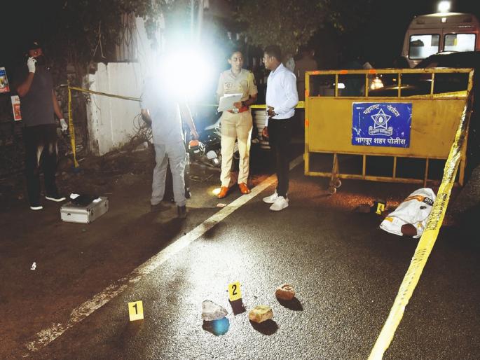 Businessman shot on a busy road near Kadbi Chowk in Nagpur, looted Rs 50 lakhs | नागपुरातील कडबी चौकाजवळ भर रस्त्यावर व्यापाऱ्यावर गोळीबार, ५० लाखांची लूट