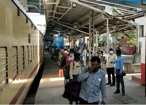 Lockdown News: 1,500 UPSC students stuck in Delhi: Demand for repatriation | Lockdown News: दिल्लीत यूपीएससीचे परीक्षार्थी १,५०० विद्यार्थी अडकले: राज्यात परत आणण्याची मागणी Lockdown News: 1,500 UPSC students stuck in Delhi: Demand for repatriation | Lockdown News: दिल्लीत यूपीएससीचे परीक्षार्थी १,५०० विद्यार्थी अडकले: राज्यात परत आणण्याची मागणी