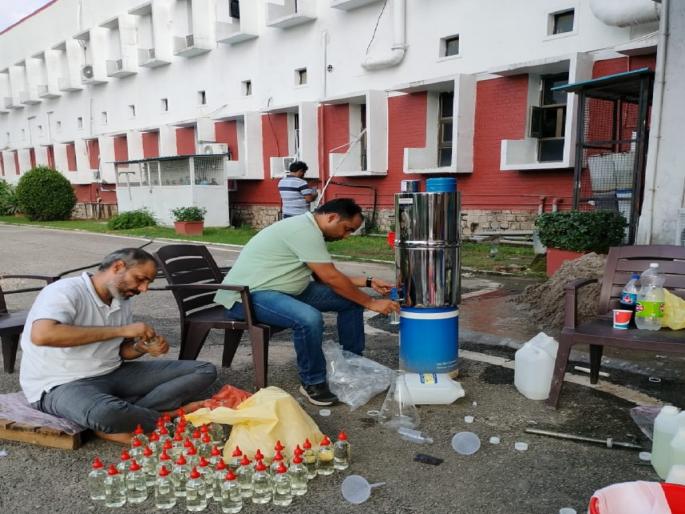 Nagpur's 'Neeri' reaches flood-hit areas of Jammu and Kashmir, 250 water purification units installed | जम्मू-काश्मीरच्या पूरग्रस्त भागात नागपुरच्या ‘नीरी’ची धाव, २५० जलशुद्धीकरण यंत्र स्थापित Nagpur's 'Neeri' reaches flood-hit areas of Jammu and Kashmir, 250 water purification units installed | जम्मू-काश्मीरच्या पूरग्रस्त भागात नागपुरच्या ‘नीरी’ची धाव, २५० जलशुद्धीकरण यंत्र स्थापित