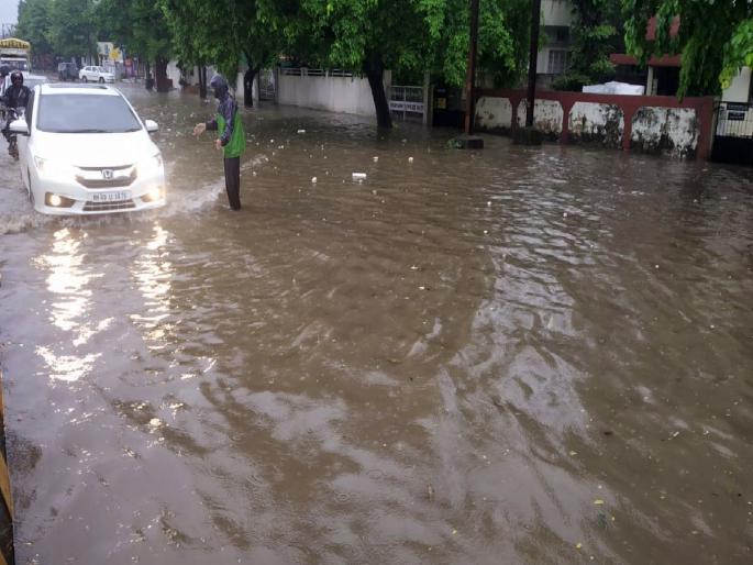 torrential rains started back in Nagpur; Many squares, roads flooded | नागपुरात परत मुसळधार पाऊस; अनेक चौक, रस्ते जलमय, सखल भागात साचले पाणी torrential rains started back in Nagpur; Many squares, roads flooded | नागपुरात परत मुसळधार पाऊस; अनेक चौक, रस्ते जलमय, सखल भागात साचले पाणी