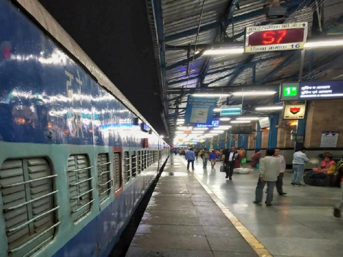 mother left two daughter on railway station platform and leaves | चिमुकल्यांना वाऱ्यावर सोडून जन्मदात्रीचे पलायन; रेल्वेस्थानकाच्या फलाटावर आढळल्या दोन बहिणी mother left two daughter on railway station platform and leaves | चिमुकल्यांना वाऱ्यावर सोडून जन्मदात्रीचे पलायन; रेल्वेस्थानकाच्या फलाटावर आढळल्या दोन बहिणी