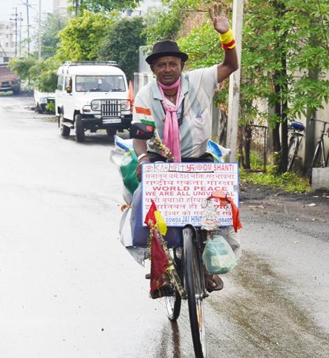 Hassan's Nagraj is on a cycle all over the country; Every state is going to meet the Chief Minister! | हासनचा नागराज देशभर सायकलवर फिरतोय; प्रत्येक राज्यात जाऊन मुख्यमंत्र्यांना भेटतोय ! Hassan's Nagraj is on a cycle all over the country; Every state is going to meet the Chief Minister! | हासनचा नागराज देशभर सायकलवर फिरतोय; प्रत्येक राज्यात जाऊन मुख्यमंत्र्यांना भेटतोय !