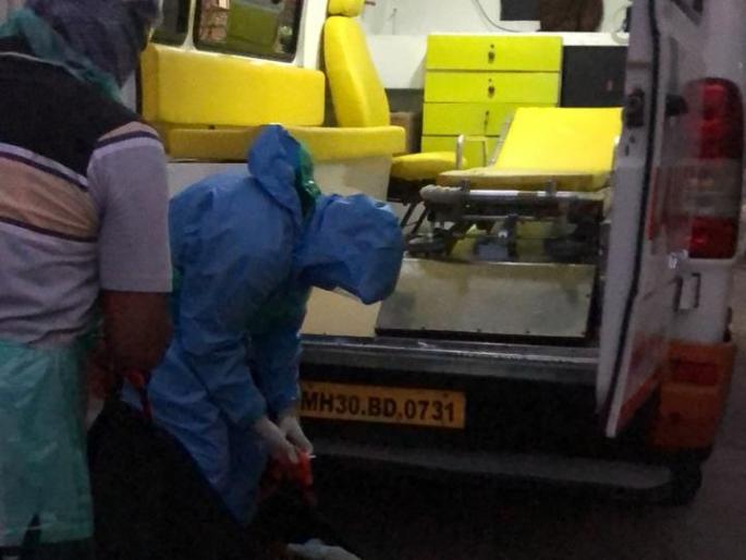 Corporator picked up dead body; Avoidance by administrative bodies | नगरसेवकाने उचलला मृतदेह; प्रशासकीय यंत्रणांकडून टाळाटाळ Corporator picked up dead body; Avoidance by administrative bodies | नगरसेवकाने उचलला मृतदेह; प्रशासकीय यंत्रणांकडून टाळाटाळ