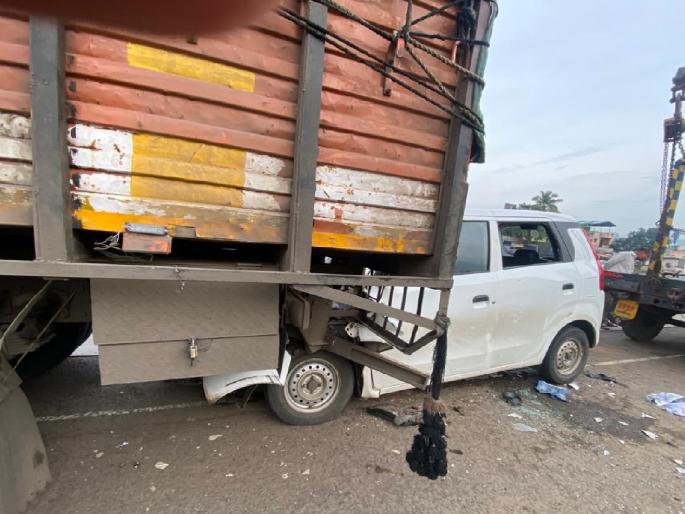 Two killed on the spot in a truck-car collision on the Pune Bengaluru national highway | सातारा: कारची ट्रकला पाठीमागून जोराची धडक, दोघे जागीच ठार Two killed on the spot in a truck-car collision on the Pune Bengaluru national highway | सातारा: कारची ट्रकला पाठीमागून जोराची धडक, दोघे जागीच ठार