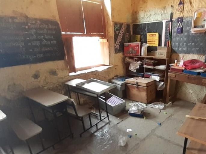 Vandalism of materials in Nagthane Center School in Satara | साताऱ्यातील नागठाणे केंद्र शाळेतील साहित्याची तोडफोड, दुसऱ्यांदा घडली घटना Vandalism of materials in Nagthane Center School in Satara | साताऱ्यातील नागठाणे केंद्र शाळेतील साहित्याची तोडफोड, दुसऱ्यांदा घडली घटना
