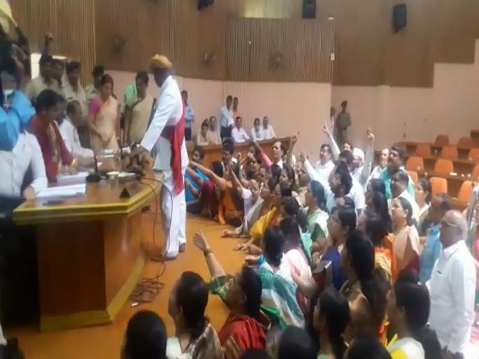 Ruckus in Nashik municipality | नाशिक महापालिकेत राडा, राजदंड पळवण्याचा प्रयत्न Ruckus in Nashik municipality | नाशिक महापालिकेत राडा, राजदंड पळवण्याचा प्रयत्न
