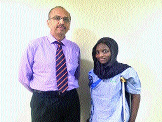 Two years after the car accident, the Nigerian girl stood | कार अपघातानंतर दोन वर्षांनी नायजेरियन तरुणी उभी राहिली Two years after the car accident, the Nigerian girl stood | कार अपघातानंतर दोन वर्षांनी नायजेरियन तरुणी उभी राहिली