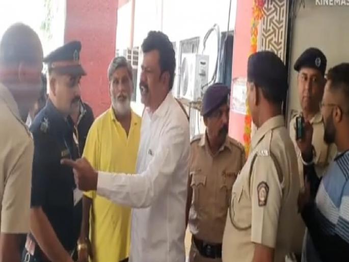 An altercation took place between labor leaders and security guards at the entrance of Ulhasnagar Municipal Corporation | उल्हासनगर महापालिकेच्या प्रवेशद्वारावर कामगारनेते व सुरक्षा रक्षकात तू तू मैं मैं An altercation took place between labor leaders and security guards at the entrance of Ulhasnagar Municipal Corporation | उल्हासनगर महापालिकेच्या प्रवेशद्वारावर कामगारनेते व सुरक्षा रक्षकात तू तू मैं मैं