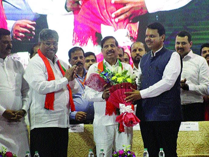 Shiv Sena fires from Nike's shoulder | नाईकांच्या खांद्यावरून शिवसेनेवर गोळीबार