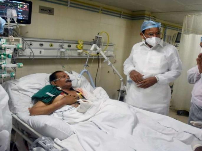 union minister Shripad Naik shifted to VVIP room from ICU | श्रीपाद नाईक यांना आयसीयूतून व्हीव्हीआयपी खोलीत हलवले union minister Shripad Naik shifted to VVIP room from ICU | श्रीपाद नाईक यांना आयसीयूतून व्हीव्हीआयपी खोलीत हलवले