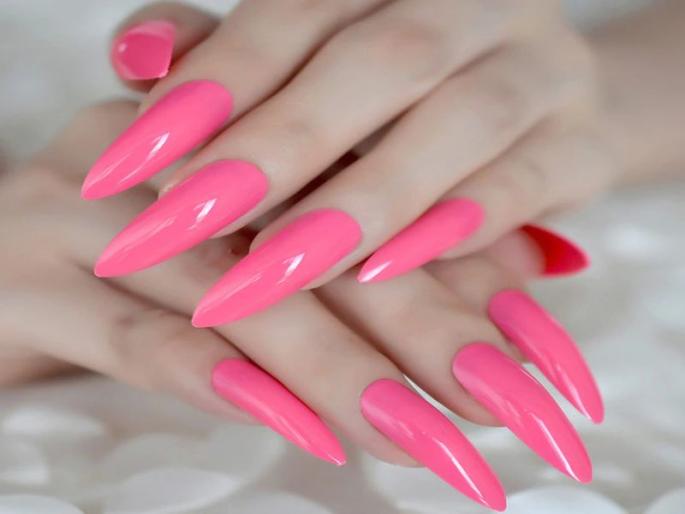 Tips to care nails and color nails by nail polish | नखांचं आरोग्य राखण्यासोबतच आकर्षक दिसण्यासाठी 'या' टिप्स ठरतील उपयुक्त! Tips to care nails and color nails by nail polish | नखांचं आरोग्य राखण्यासोबतच आकर्षक दिसण्यासाठी 'या' टिप्स ठरतील उपयुक्त!