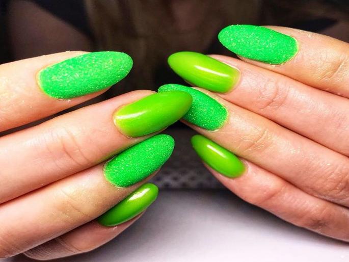 Treanding green Nail paint and nail art ideas for this season | नेलपेंटमध्ये सध्या ग्रीन कलर शेड्स ठरतात हिट; तुम्ही ट्राय करून पाहिलेत का?
