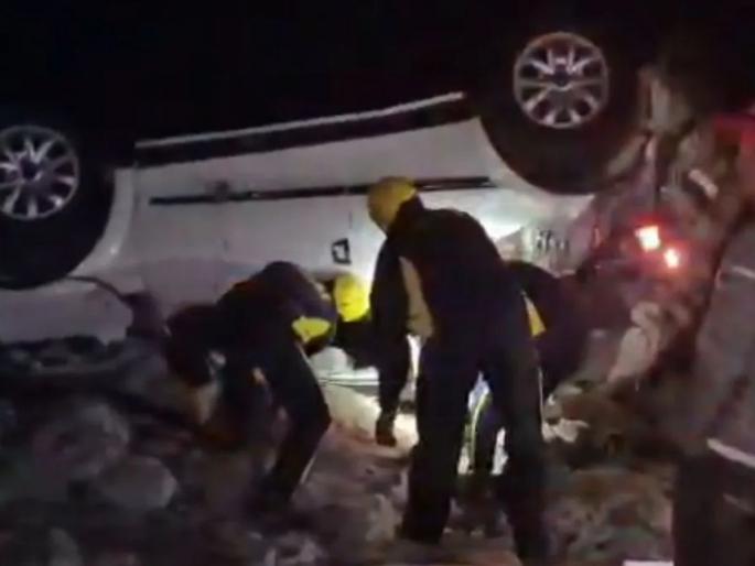 uttarakhand kainchi dham nainital road accident car fell 60 meter gorge sdrf rescue one injured three dead | काळाचा घाला! नैनीतालमध्ये भीषण अपघात, खोल दरीत पडली कार; तिघांचा मृत्यू, १ जखमी