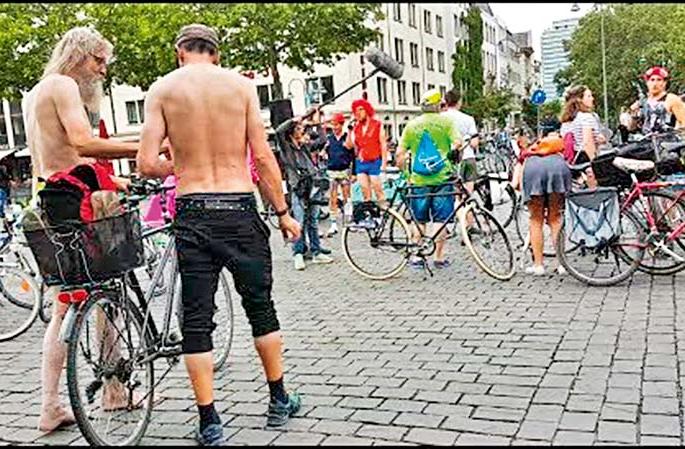 World Naked Bike Ride - on road | World Naked Bike Ride - तरुण मुलं नग्न होत रस्त्यावर का उतरलेत?
