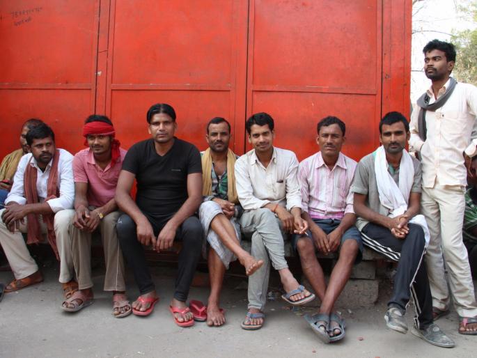 CoronaVirus News Naka workers rush to Naka again in search of work | CoronaVirus News: नाका कामगारांची कामाच्या शोधात पुन्हा नाक्यांवर गर्दी CoronaVirus News Naka workers rush to Naka again in search of work | CoronaVirus News: नाका कामगारांची कामाच्या शोधात पुन्हा नाक्यांवर गर्दी