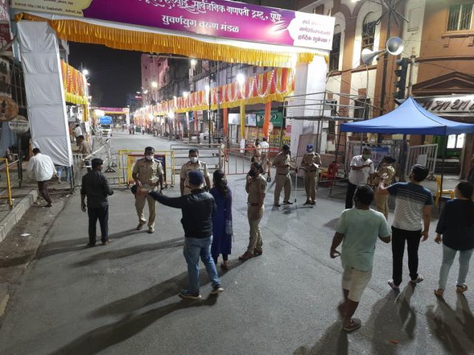Blockade in Pune after 10 pm; As the crowd for Ganesh Darshan begins to grow, there will be an inquiry of those who walk without any reason | पुण्यात रात्री दहानंतर नाकाबंदी; गणेश दर्शनासाठी गर्दी वाढू लागल्यानं विनाकारण फिरणाऱ्यांची होणार चौकशी Blockade in Pune after 10 pm; As the crowd for Ganesh Darshan begins to grow, there will be an inquiry of those who walk without any reason | पुण्यात रात्री दहानंतर नाकाबंदी; गणेश दर्शनासाठी गर्दी वाढू लागल्यानं विनाकारण फिरणाऱ्यांची होणार चौकशी