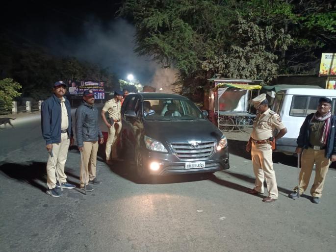 All-out operation by police in Parbhani district; Officers and employees patrolled the roads throughout the night | परभणी जिल्ह्यात पोलिसांचे ऑल आऊट ऑपरेशन; रात्रभर अधिकारी-कर्मचारी रस्त्यावर All-out operation by police in Parbhani district; Officers and employees patrolled the roads throughout the night | परभणी जिल्ह्यात पोलिसांचे ऑल आऊट ऑपरेशन; रात्रभर अधिकारी-कर्मचारी रस्त्यावर