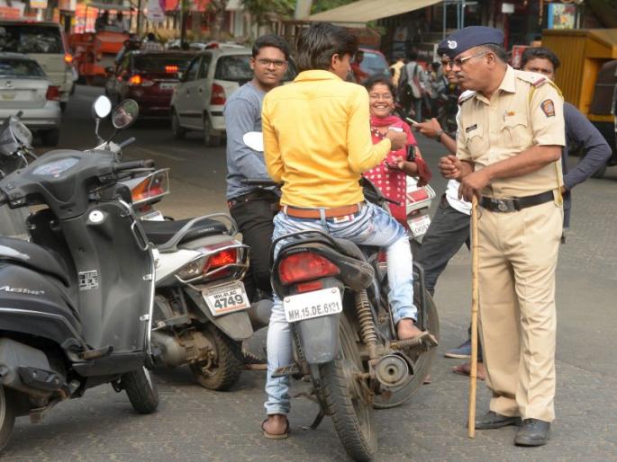 think once before breaking traffic rules | वाहनचालकांनो, ट्रॅफिक पोलिसांना 'मामा' बनवायचा विचार करत असाल तर सावधान! think once before breaking traffic rules | वाहनचालकांनो, ट्रॅफिक पोलिसांना 'मामा' बनवायचा विचार करत असाल तर सावधान!