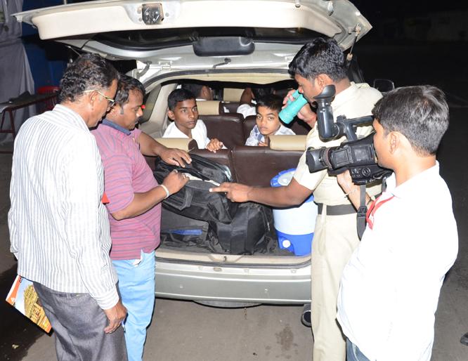 Police 'Mission Blockade' in Solapur; Look at weapons, alcohol and cash | सोलापुरात पोलीसांची ‘मिशन नाकाबंदी’ ; शस्त्रे, मद्य अन् रोकडवर नजर 