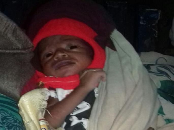 Execution of two month old 'baby' leaving Bhokkar railway station under the chair | भोकर रेल्वेस्थानकावर दोन महिन्याच्या 'नकोशी'ला खुर्चीखाली सोडून अज्ञाताचे पलायन Execution of two month old 'baby' leaving Bhokkar railway station under the chair | भोकर रेल्वेस्थानकावर दोन महिन्याच्या 'नकोशी'ला खुर्चीखाली सोडून अज्ञाताचे पलायन