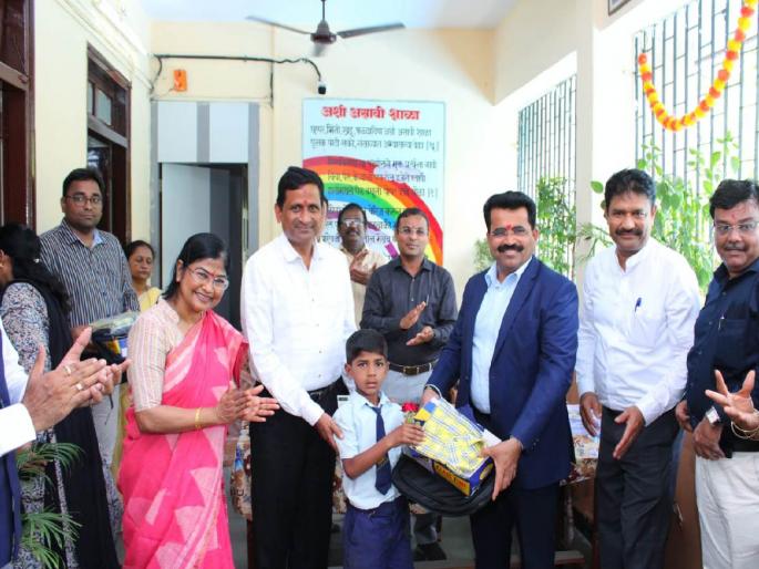 On the very first day of school, approximately 1 thousand students took admission in the municipal school | शाळेच्या पहिल्याच दिवशी अंदाजे १ हजार विद्यार्थ्यांनी महापालिका शाळेत घेतला प्रवेश On the very first day of school, approximately 1 thousand students took admission in the municipal school | शाळेच्या पहिल्याच दिवशी अंदाजे १ हजार विद्यार्थ्यांनी महापालिका शाळेत घेतला प्रवेश