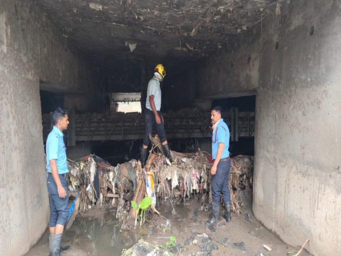 Heavy rains lashed Pune; Elderly woman washed away in drain on Sinhagad Road | पुण्याला मुसळधार पावसाने झोडपले; सिंहगड रोडवरील नाल्यात ज्येष्ठ महिला वाहून गेली Heavy rains lashed Pune; Elderly woman washed away in drain on Sinhagad Road | पुण्याला मुसळधार पावसाने झोडपले; सिंहगड रोडवरील नाल्यात ज्येष्ठ महिला वाहून गेली