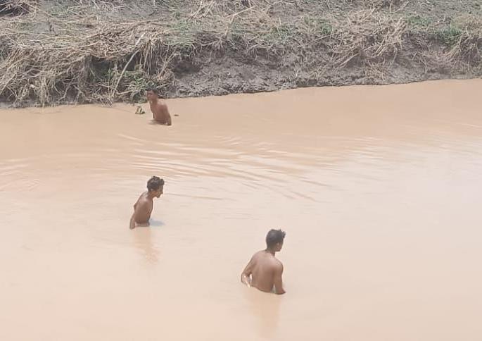 55-year-old man was swept away in the flood | नाल्याच्या पुरात ५५ वर्षीय इसम गेला वाहून 55-year-old man was swept away in the flood | नाल्याच्या पुरात ५५ वर्षीय इसम गेला वाहून