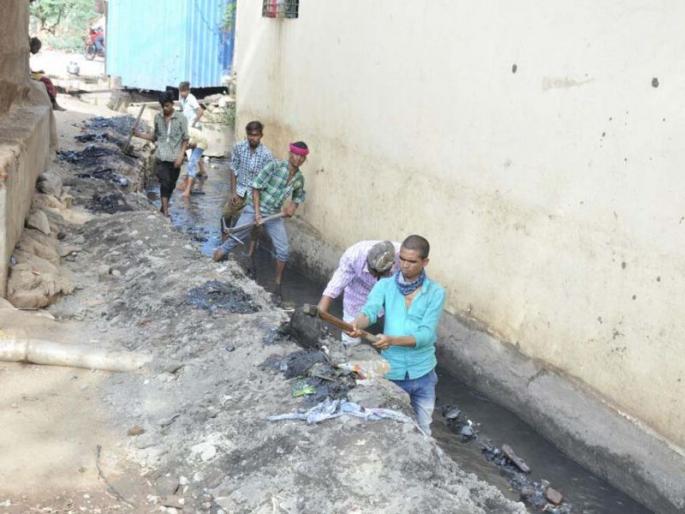 'Ultimate' encroachment on sewer ' | तळोद्यातील गटारींवरील अतिक्रमणाला ‘अल्टीमेट’ 'Ultimate' encroachment on sewer ' | तळोद्यातील गटारींवरील अतिक्रमणाला ‘अल्टीमेट’