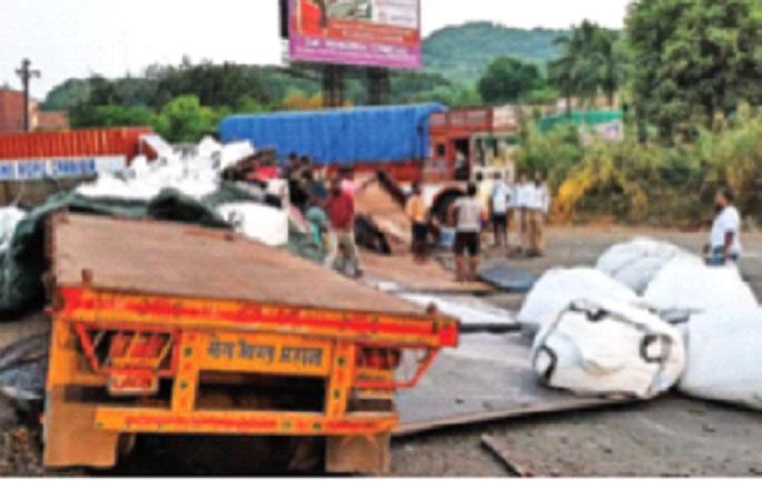 Both drivers died on the spot in the collision | कंटेनरमधील जोरदार धडकेत, दोन्ही चालकांचा जागीच मृत्यू Both drivers died on the spot in the collision | कंटेनरमधील जोरदार धडकेत, दोन्ही चालकांचा जागीच मृत्यू