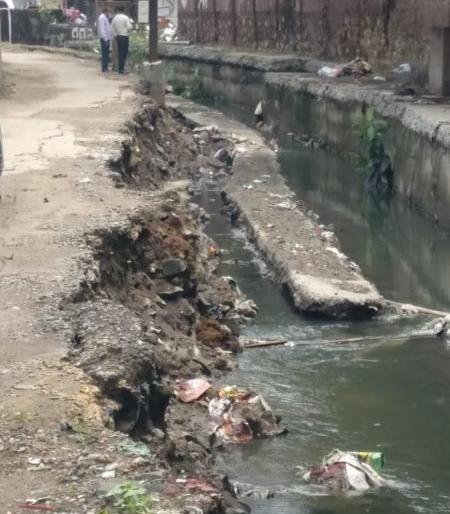 150 meter wall of nallah falls in Nagpur, houses in danger | नागपुरात नाल्याची १५० मीटर भिंत पडली, घरांना धोका